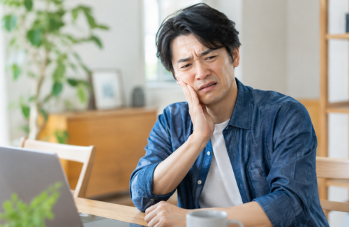 歯が痛い男性