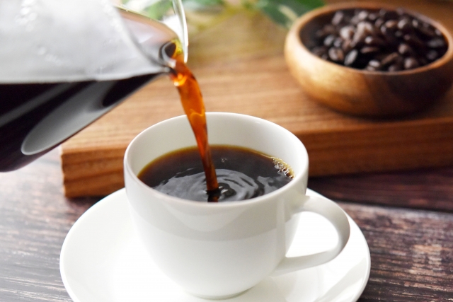 患者に説明している歯科医