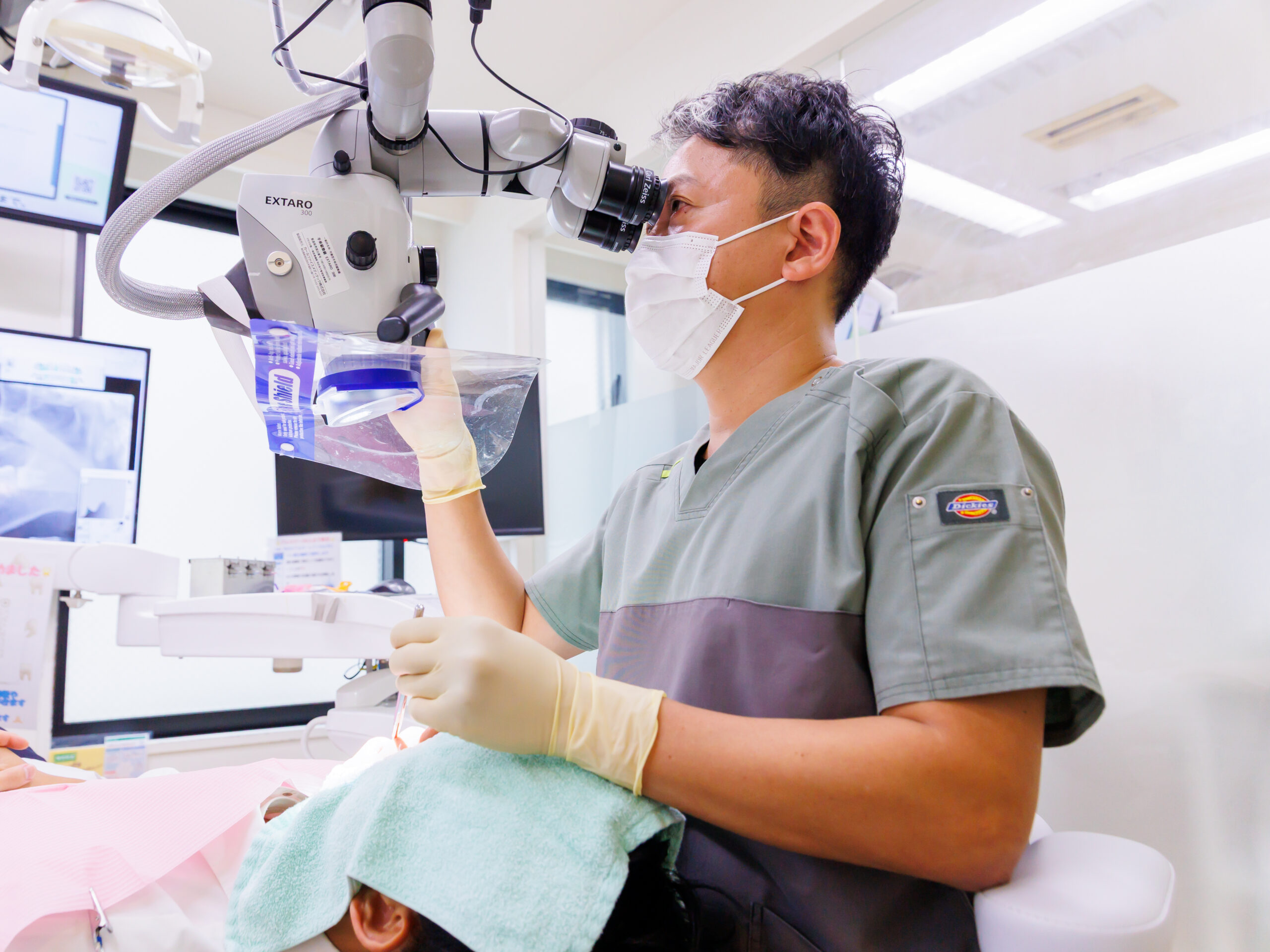 治療を行う院長