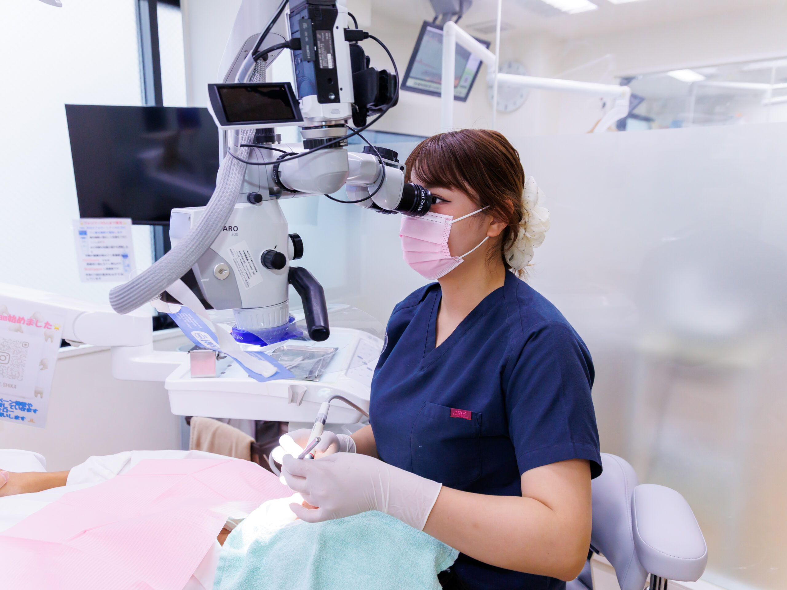 検診を行う歯科衛生士