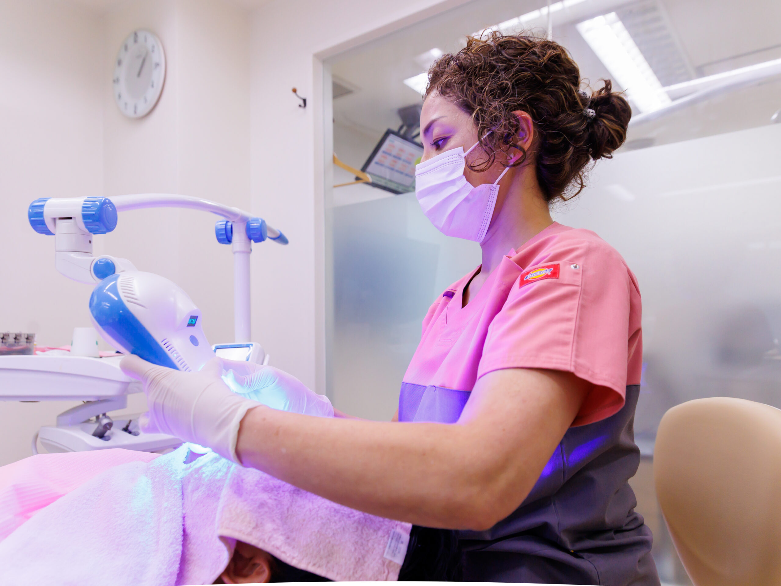 ホワイトニングのライトを当てる様子