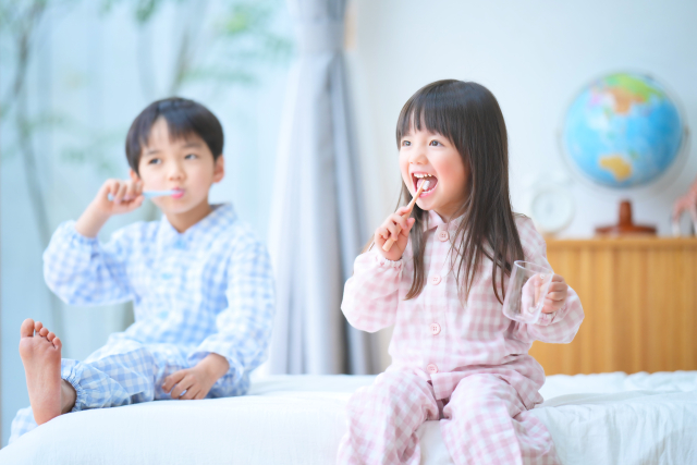 歯を磨く子ども
